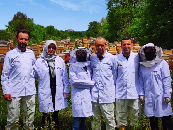 Gram gram sağdığı arı sütünün kilosunu 8 bin liradan satıyor 12