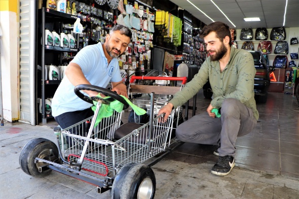 Alışveriş sepetinden araba yaptı: 120 km hız yapabiliyor 6