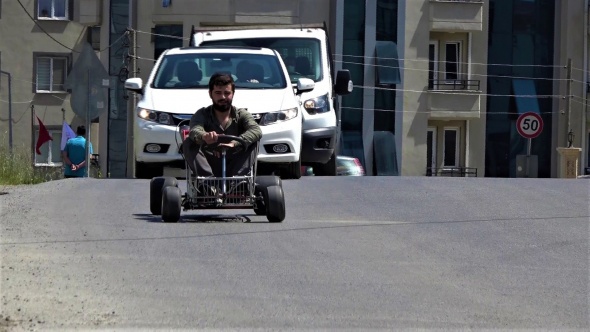 Alışveriş sepetinden araba yaptı: 120 km hız yapabiliyor 1