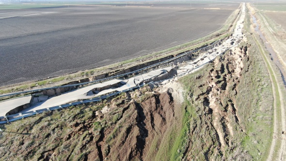 Depremin merkezinden korkunç görüntü: Yol yarıldı, devasa çatlaklar oluştu 4