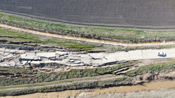 Depremin merkezinden korkunç görüntü: Yol yarıldı, devasa çatlaklar oluştu 13