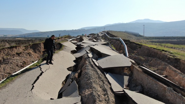 Depremin merkezinden korkunç görüntü: Yol yarıldı, devasa çatlaklar oluştu 3