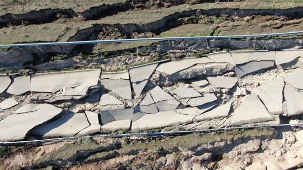 Depremin merkezinden korkunç görüntü: Yol yarıldı, devasa çatlaklar oluştu 8