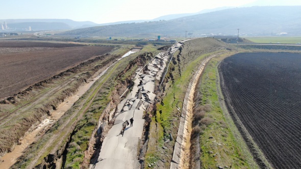 Depremin merkezinden korkunç görüntü: Yol yarıldı, devasa çatlaklar oluştu 10