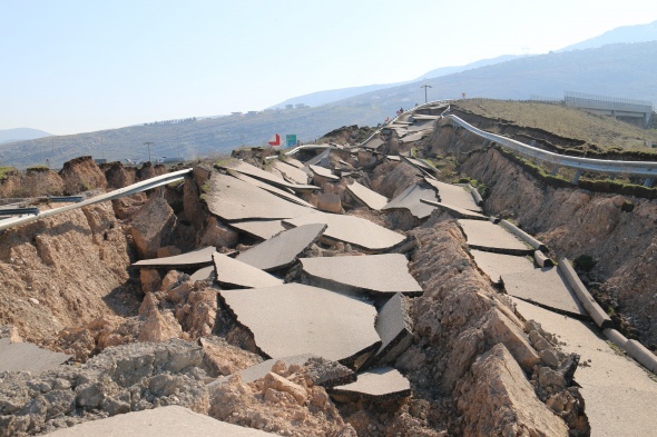 Depremin merkezinden korkunç görüntü: Yol yarıldı, devasa çatlaklar oluştu 7