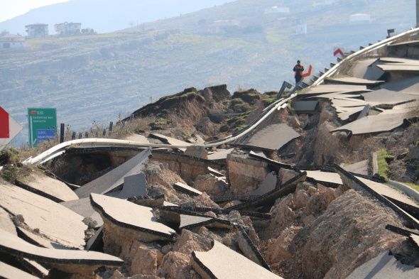 Depremin merkezinden korkunç görüntü: Yol yarıldı, devasa çatlaklar oluştu 12