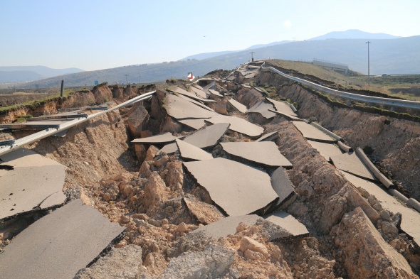 Depremin merkezinden korkunç görüntü: Yol yarıldı, devasa çatlaklar oluştu 14