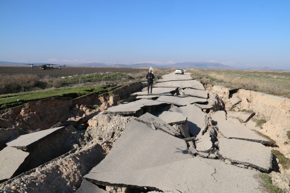 Depremin merkezinden korkunç görüntü: Yol yarıldı, devasa çatlaklar oluştu 9
