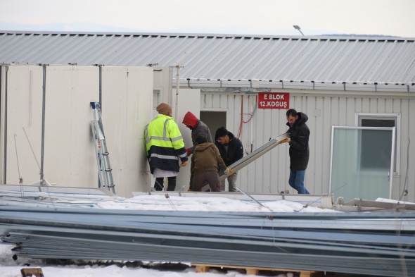 Depremin merkezine tam donanımlı bin kişilik prefabrik bina 1