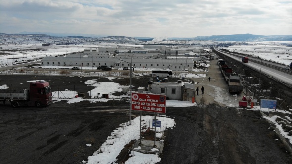 Depremin merkezine tam donanımlı bin kişilik prefabrik bina 4