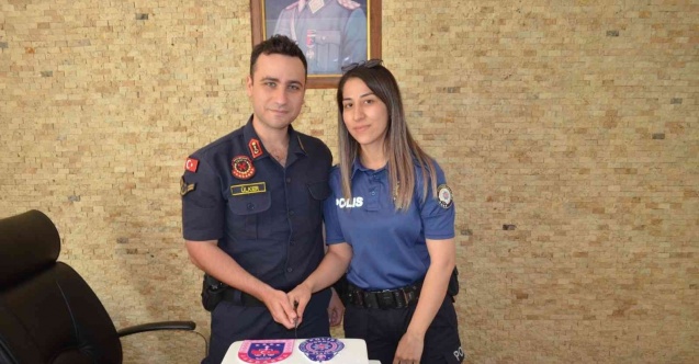 Kuruluş yıl dönümü pastasını astsubay koca polis eşiyle kesti