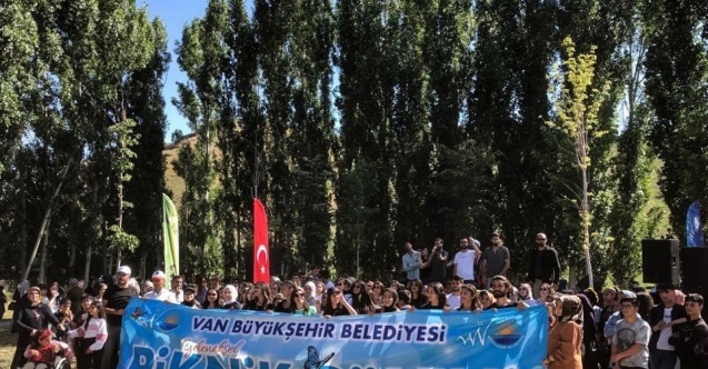 Öğrenciler Muradiye Şelalesi gezisinde doyasıya eğlendi