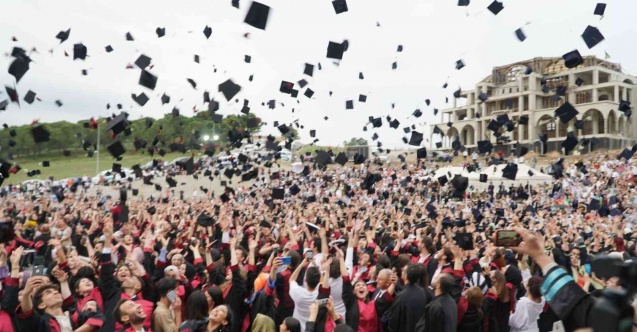 Yalova Üniversitesi’nde 3 bin öğrenci mezuniyet coşkusu yaşadı