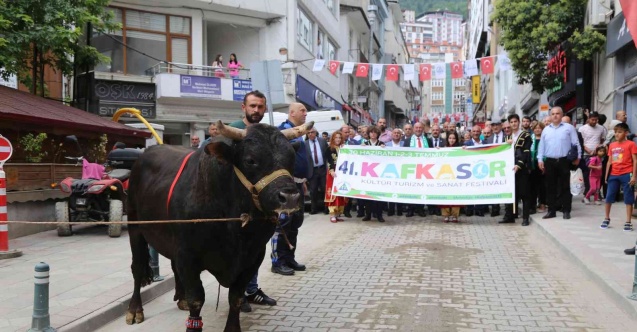 41. Kafkasör Festivali boğaların da katıldığı kortej yürüyüşüyle başladı