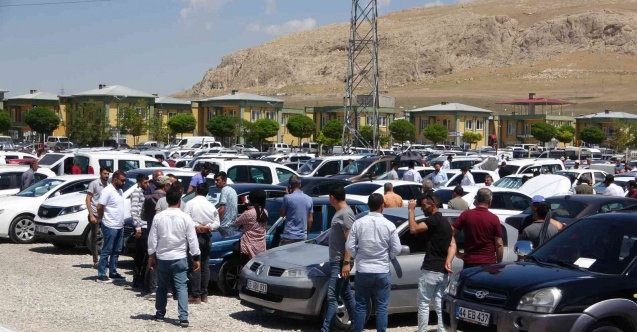 Kurban Bayramı öncesi açık oto pazarında yoğunluk