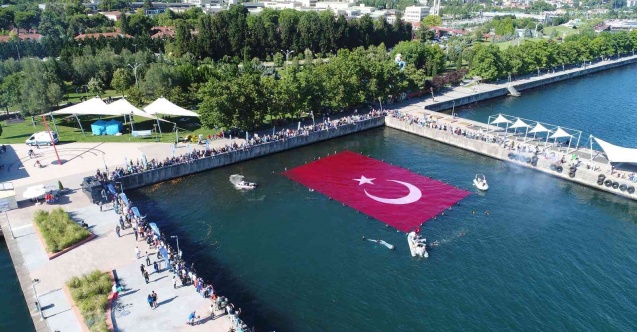 600 metrekarelik rekor büyüklükteki Türk bayrağı, İzmit Körfezi’ni taçlandırdı
