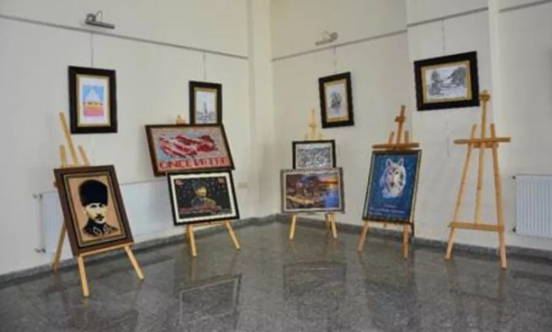 Emekli öğretmendi, şimdi rölyef ustası oldu