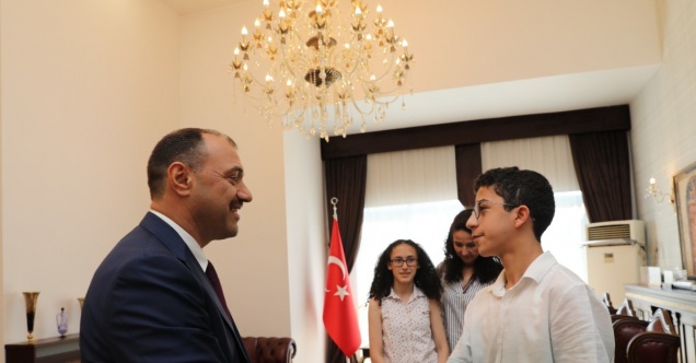 Vali Kaldırım LGS şampiyonu öğrencileri ödüllendirdi