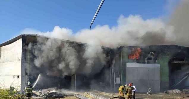 Tekstil fabrikasındaki yangına müdahale devam ediyor