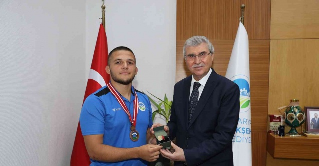 20 yaşında en genç başpehlivan unvanını kazandı