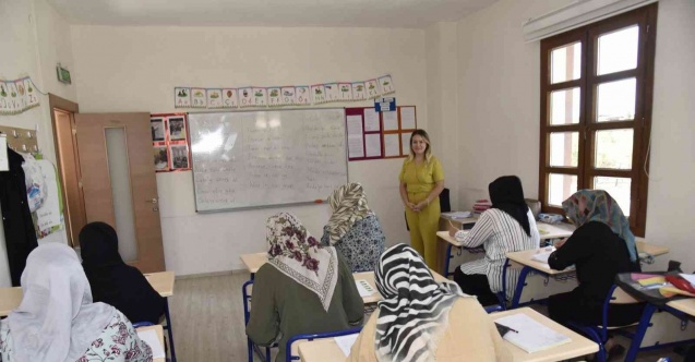 Yunusemre ile okuma yazma öğreniyorlar