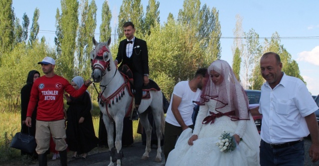 Bu kez ata gelin değil damat bindi