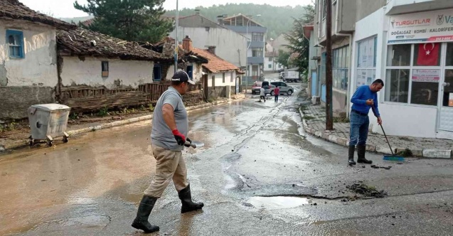 Kuvvetli yağış su taşkınlıklarına sebep oldu