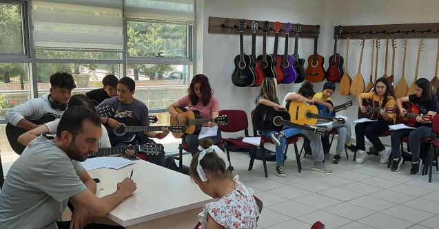 Gençlik Merkezi’nin gitar eğitimlerine yoğun ilgi