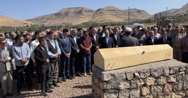 Bakan Soylu, tır kazasında hayatını kaybeden vatandaşların cenaze törenine katılmaya devam ediyor