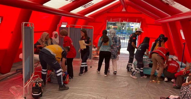 Cumhurbaşkanı Erdoğan’ı beklerken baygınlık geçiren vatandaşlara sağlık ekipleri müdahale etti