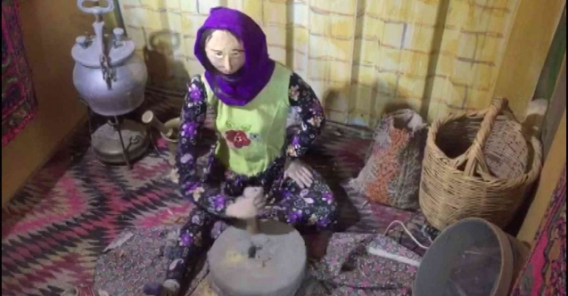 Emekli öğretmen yaptığı minyatürleri evinde sergiliyor