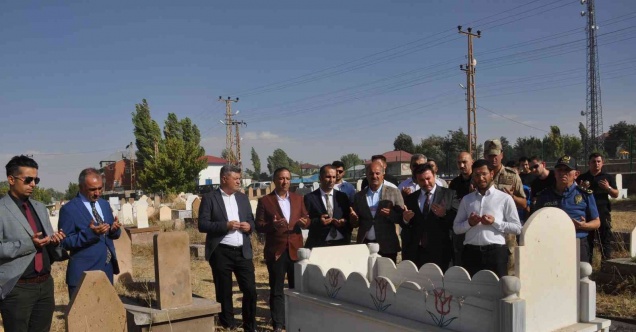 Şehit öğretmenin mezarının yanına bayrak direği dikildi