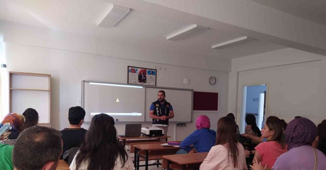 Narkotik polislerinden okul ve kurs merkezlerinde eğitim