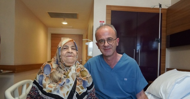 85 yaşındaki kadının rahminden 25 santimlik kitle çıkartıldı