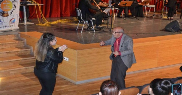 Yaşına aldırış etmeden sahneye atladı, oynamaya başladı