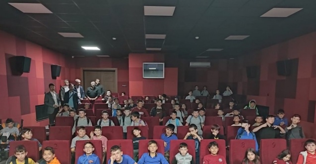 Simav’da öğrencilerin sinema keyfi