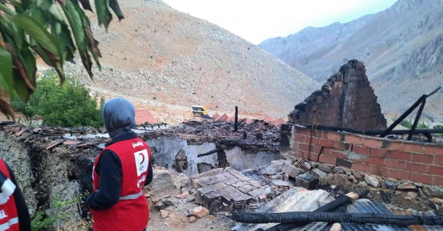 Evi yanan aileye Kızılay’dan yardım eli