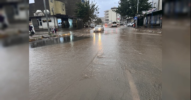 Mardin’de şiddetli yağmur yolları göle çevirdi