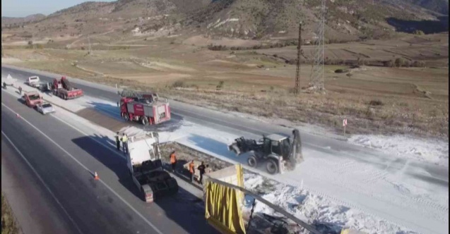 Devrilen tırdan yola saçılan nişastalar böyle temizlendi