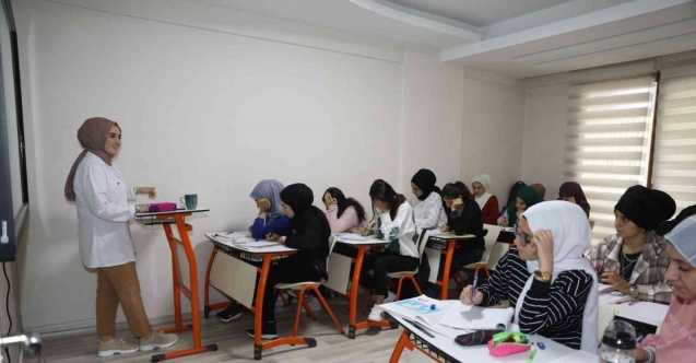 Dezavantajlı 120 kız, ücretsiz hizmetlerle üniversiteye hazırlanıyor