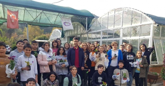 Öğrenciler, belediye serasında çiçekleri toprakla buluşturdu