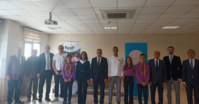 Burhaniye’de başarılı öğrenciler ödüllendirildi