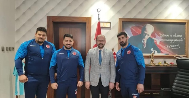 Gösteri yapmak için geldikleri ilçeyi dünyada temsil ediyorlar