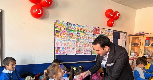 Çocuklar okulu sevsin diye oyuncak dağıtıyor