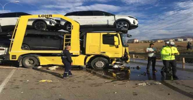 Otomobil ile treyler çarpıştı