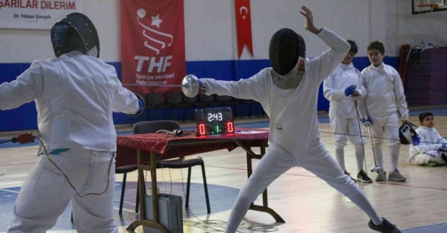 Okullar eskrimde yarıştı