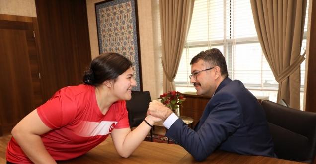 Vali, milli sporcuyla bilek güreşi yaptı