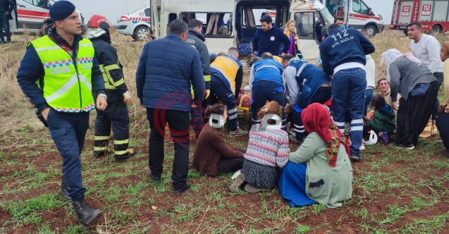 Şanlıurfa'da tarım işçilerini taşıyan minibüs şarampole devrildi: 23 yaralı