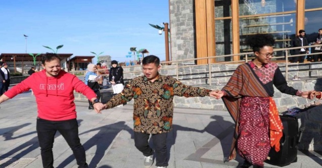 Yabancı öğrenciler horon oynayarak eğlendi