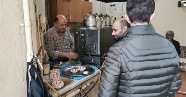 29 yıllık çay ocağı ile önce çocuklarını, şimdi torunlarını okutuyor